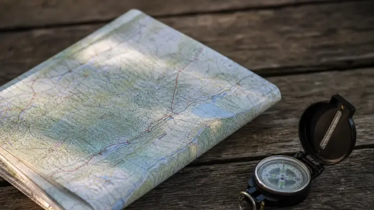 Lecture d'une carte IGN avec boussole