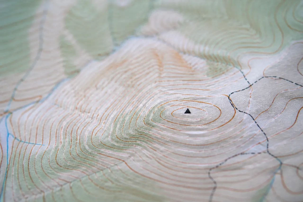 Courbes de niveau et symboles sur une carte IGN