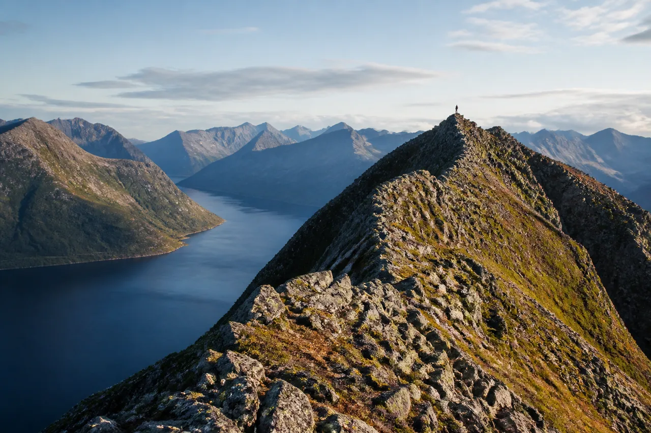 Rando en Norvège sur une crête au-dessus d’un fjord