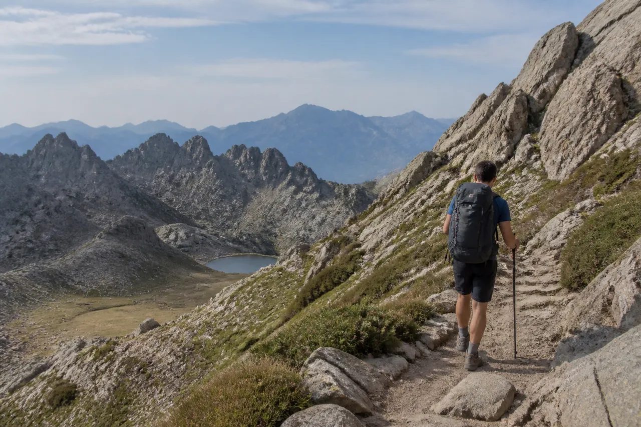 Randonnées en Corse : marcheur sur le GR20 dans un décor montagneux